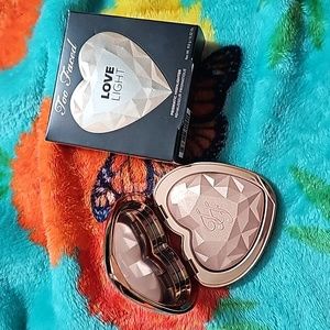 Too faced love light highlighter ray of light